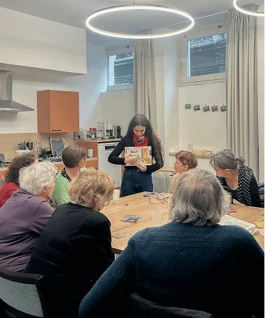 Photo d'une bénévole lors d'une activité proposée au 37Bis.