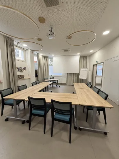 Photo de la salle de location en mode formation au 37Bis à Lyon.